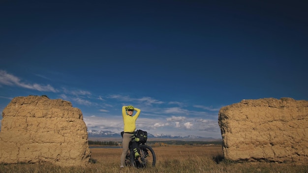 La mujer viaja en cicloturismo de terreno mixto con bikepacking