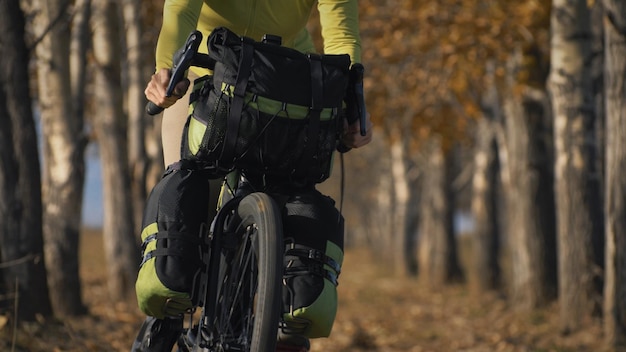 La mujer viaja en cicloturismo de terreno mixto con bikepacking