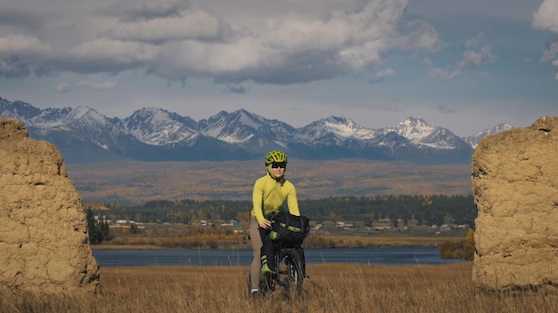 La mujer viaja en cicloturismo por terrenos mixtos con bikepacking El viaje del viajero con bolsas para bicicletas Turismo deportivo bikepacking