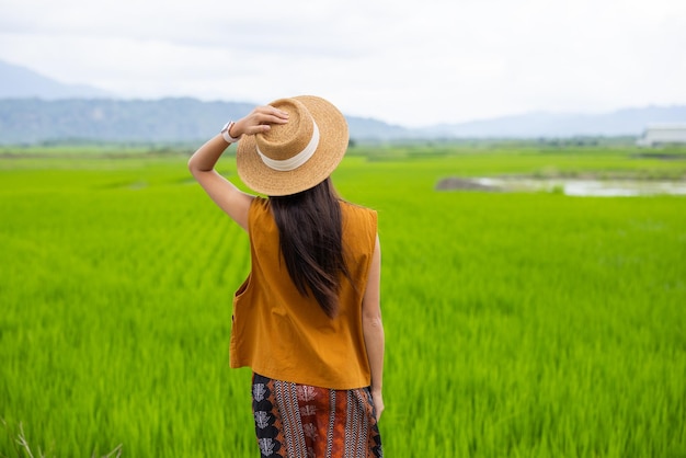 Mujer viajando en el campo de arroz