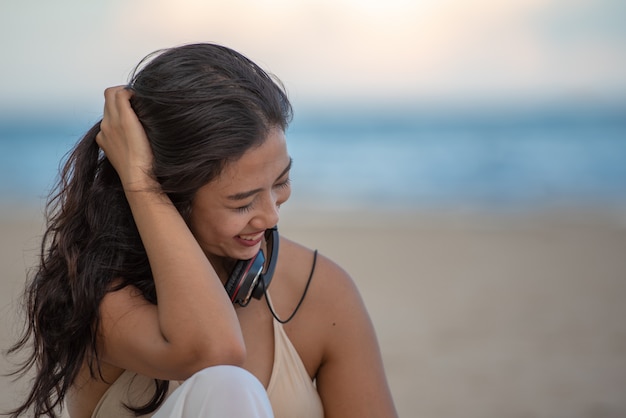 Mujer viajando relajada en la playa