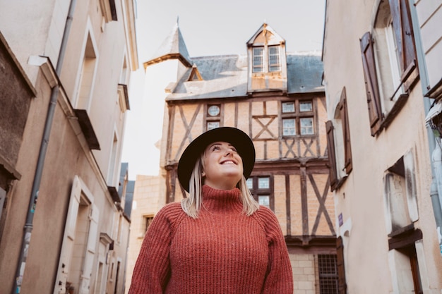 Mujer viajando a través de Angers, la ciudad medieval europea