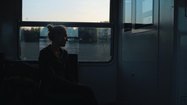 Mujer viajando en tren