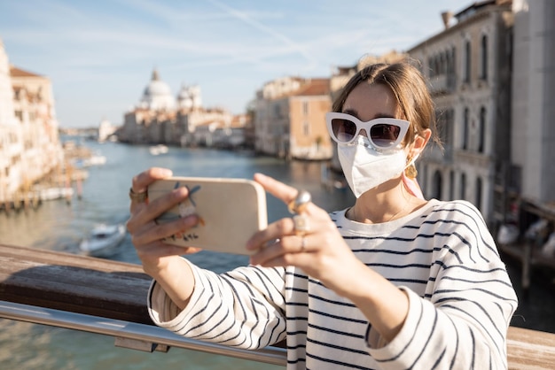 Mujer viajando en venecia durante la pandemia