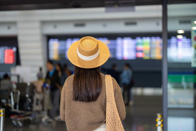 Mujer de viaje en el aeropuerto