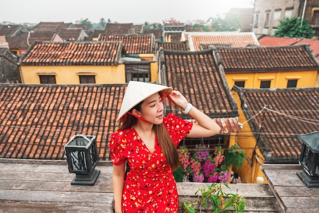 Mujer de viaje en las calles de Hoi An, Vietnam