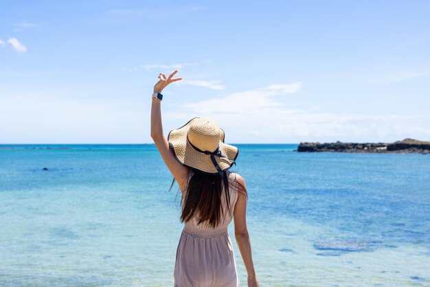 Mujer de viaje disfrutando de la vista del mar