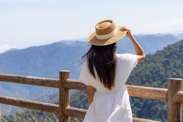 Mujer de viaje mira la vista de la montaña