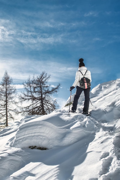 Una mujer en un viaje con raquetas de nieve