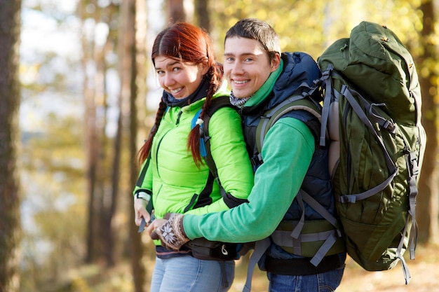 Mujer en viaje de senderismo con hombre