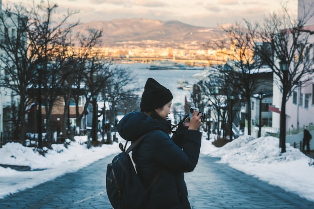 Foto mujer de viaje en temporada de invierno