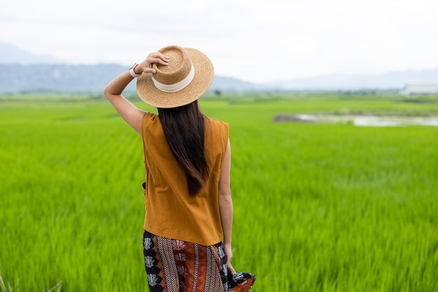 Mujer de viaje visita el campo de arroz