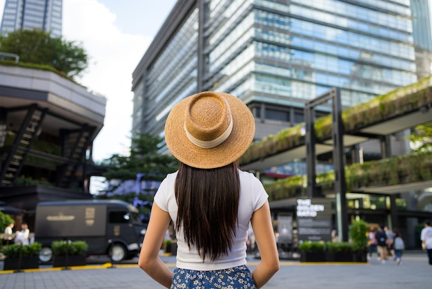 Foto mujer de viaje visita la ciudad en taipei