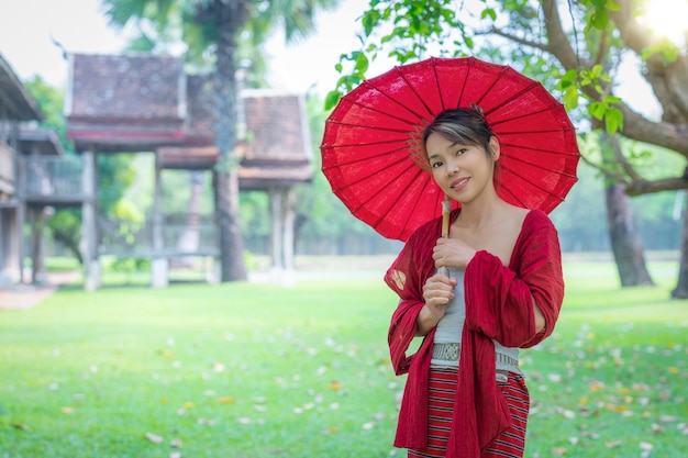 Mujer viajera asiática en el tradicional templo vestido de lanna para tomar una foto en la ciudad de Chiang Mai, Tailandia