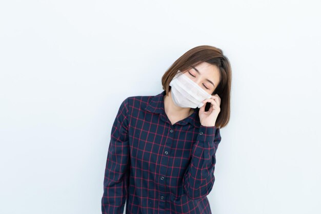 Mujer viajera asiática usa máscara para proteger el coronavirus Mujer tailandesa con máscara facial protección respiratoria y filtro de partículas pm25