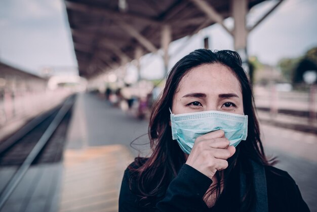 Mujer viajera asiática usa máscara para proteger el coronavirus Mujer tailandesa con máscara facial protección respiratoria y filtro de partículas pm25