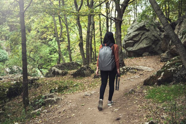 Foto mujer viajera en el bosque