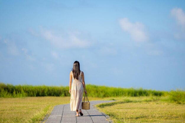 Mujer viajera camina a lo largo del parque en el parque chaojing en Keelung de Taiwán