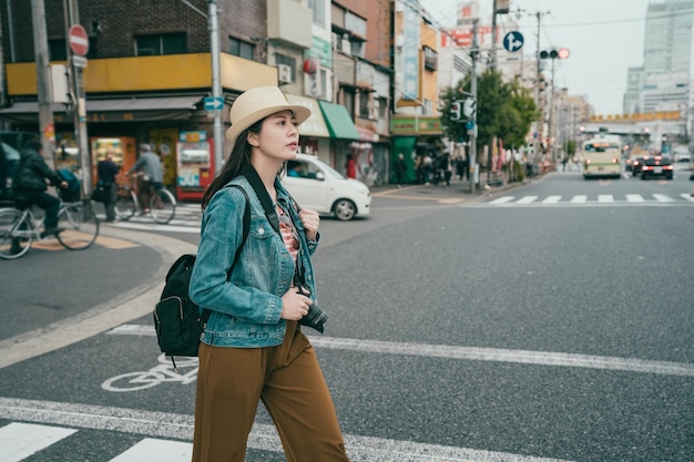 Mujer viajera caminando por el paso de peatones