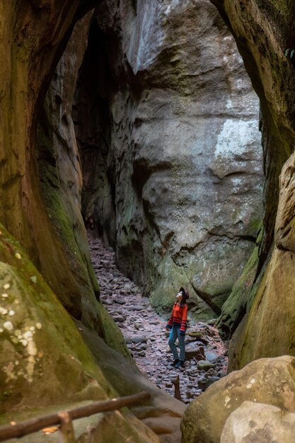 Mujer viajera caminando por sendero en cañón