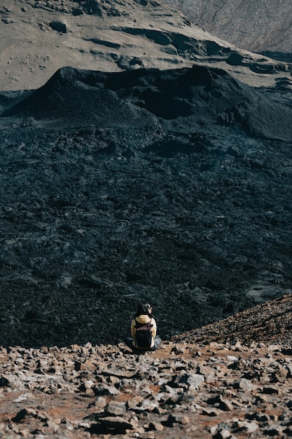 Mujer viajera descansando frente a la escena del paisaje de los fondos del volcán de Islandia Concepto de libertad y escape Vista salvaje natural Vacaciones de aventura mochilero de estilo de vida saludable