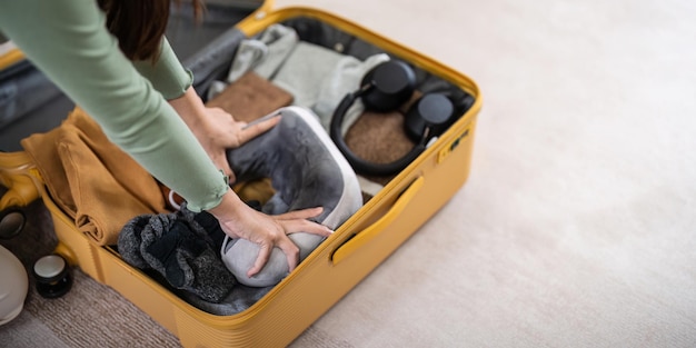 Mujer viajera empacando prepara cosas y ropa en maletas bolsa de viaje equipaje para vacaciones en casa viaje turístico de fin de semana