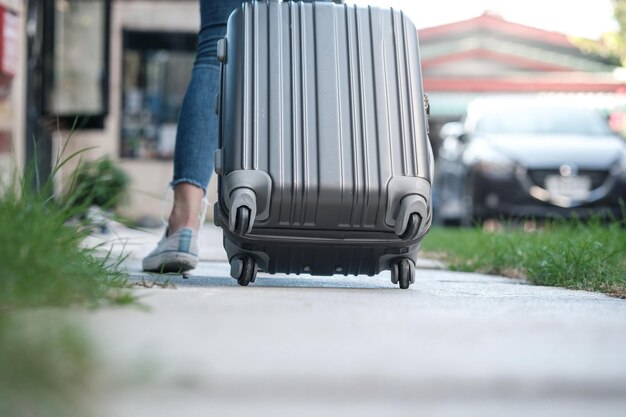 Foto mujer viajera con equipaje turista caminando con maletas concepto de estilo de vida de viaje