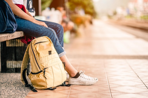 La mujer viajera espera el tren en la plataforma ferroviaria.