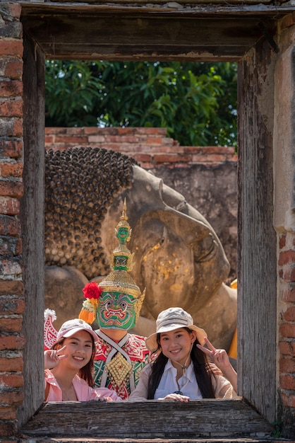 Foto mujer viajera con guía gigante ramakien