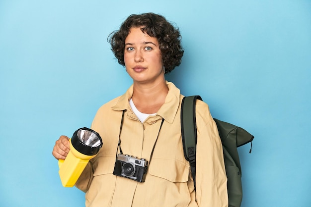 Foto mujer viajera joven con linterna aventura concepto de grabación de estudio