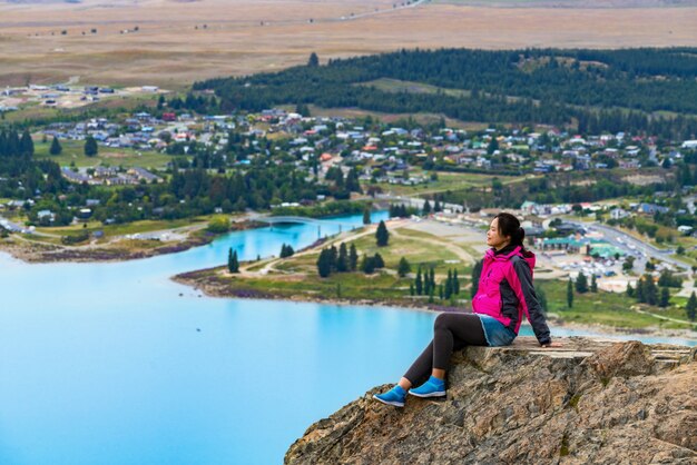 Mujer viajera en el lago Tekapo, Nueva Zelanda