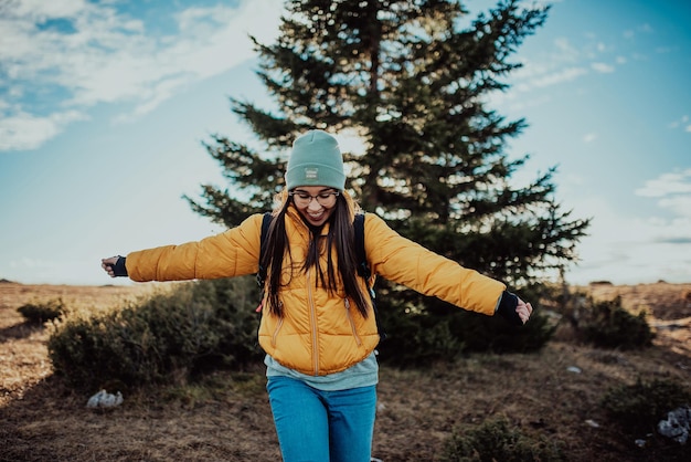 Mujer viajera de la libertad en la cima de las montañas y disfruta de un maravilloso concepto de viaje por la naturaleza