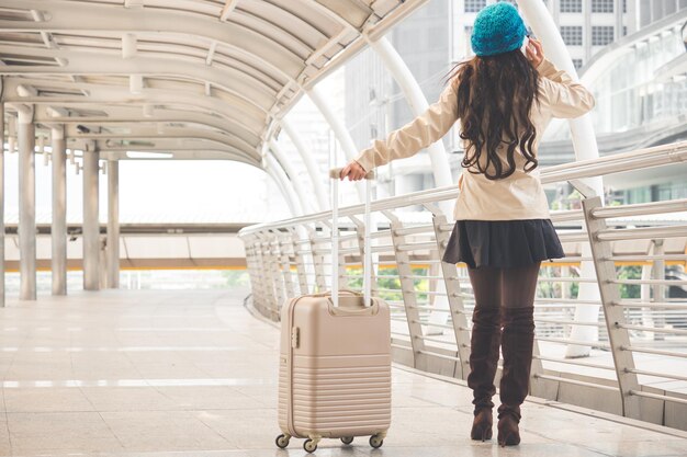 Mujer viajera con maleta equipaje maleta llegada al aeropuerto durante el viaje