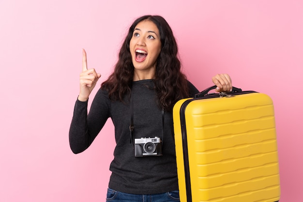 Mujer viajera con una maleta