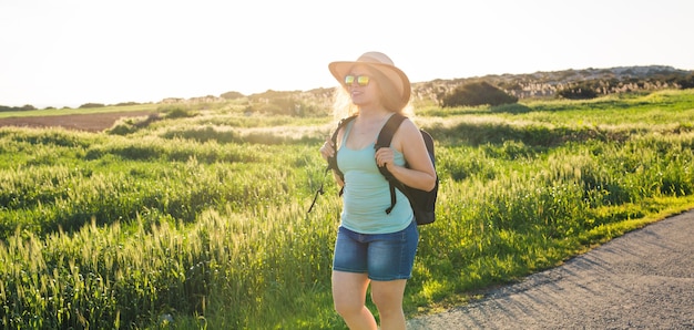 Mujer viajera con mapa de la naturaleza