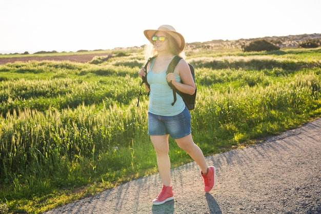 Mujer viajera con mapa de la naturaleza