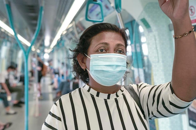 Mujer viajera con mascarilla dentro del tren