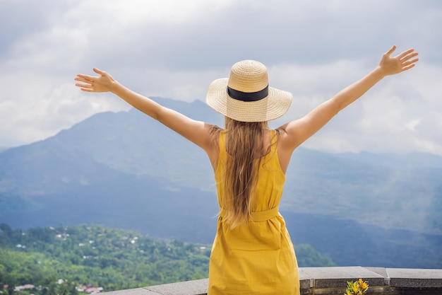 Mujer viajera mirando el volcán Batur Indonesia