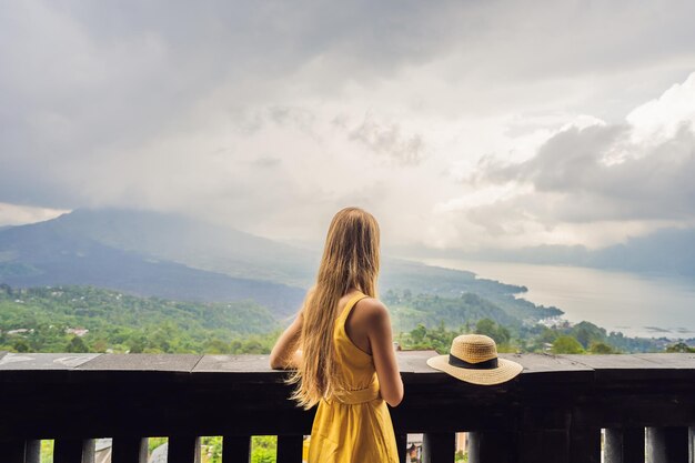 Mujer viajera mirando el volcán Batur Indonesia