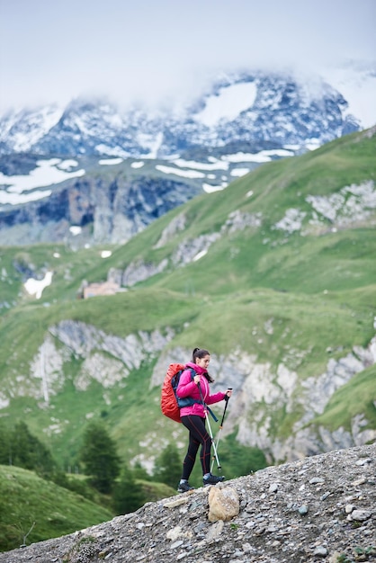 Mujer viajera subiendo la colina