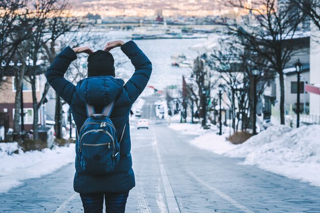 Mujer viajera en temporada de invierno de Japón