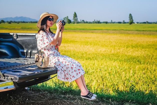 mujer viajera tiene un tiempo de relax durante el viaje al lado de la carretera.