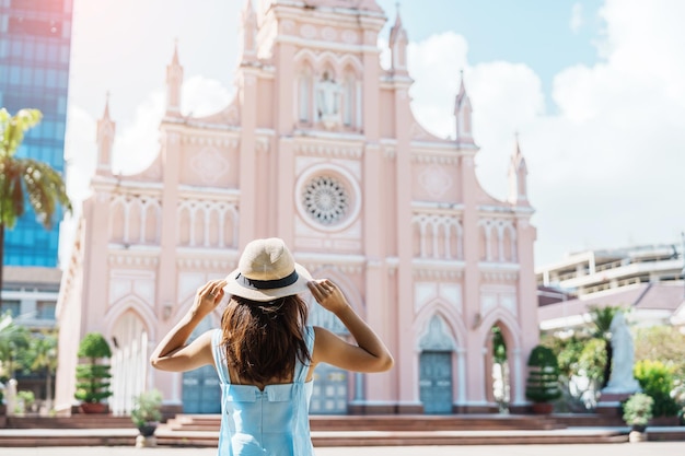 Mujer viajera con vestido azul visitando la ciudad de Da Nang Visita turística de la iglesia de la catedral de Da Nang Punto de referencia y popular para la atracción turística Vietnam y el concepto de viaje del sudeste asiático