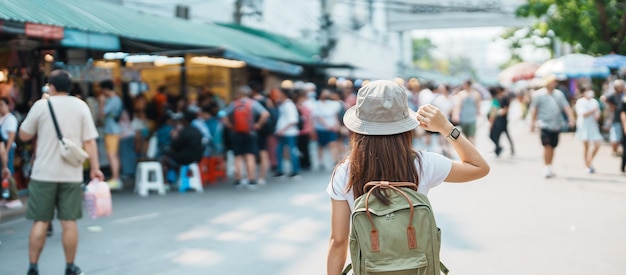 Mujer viajera de visita en Bangkok Turista con mochila y sombrero de turismo en el mercado de fin de semana de Chatuchak, punto de referencia y atracciones populares en Bangkok Tailandia Viajes en el concepto del sudeste asiático