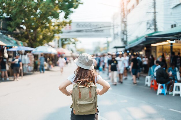 Mujer viajera de visita en Bangkok Turista con mochila y sombrero de turismo en el mercado de fin de semana de Chatuchak, punto de referencia y atracciones populares en Bangkok Tailandia Viajes en el concepto del sudeste asiático