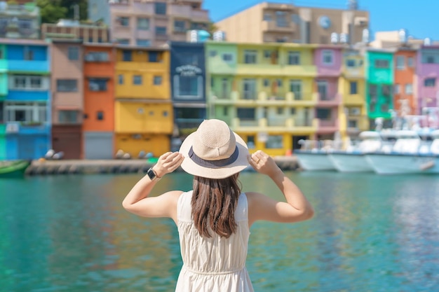 Mujer viajera de visita en Taiwán Turista con sombrero de turismo en Keelung Colorido punto de referencia del puerto pesquero de Zhengbin y atracciones populares cerca de la ciudad de Taipei Asia Concepto de viaje