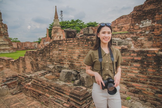 Mujer viajero asiático visitando Tailandia