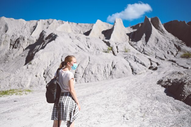 Mujer viajero caminando sobre las montañas blancas