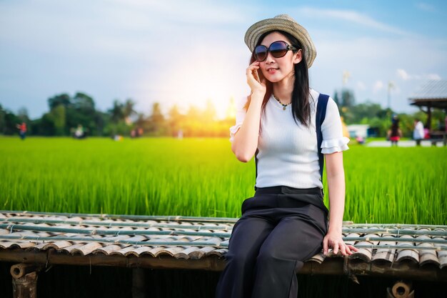 mujer viajero disfrutando con campo de arroz verde en sus vacaciones.