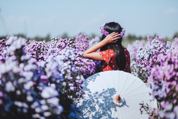 Mujer viajero en jardín de flores